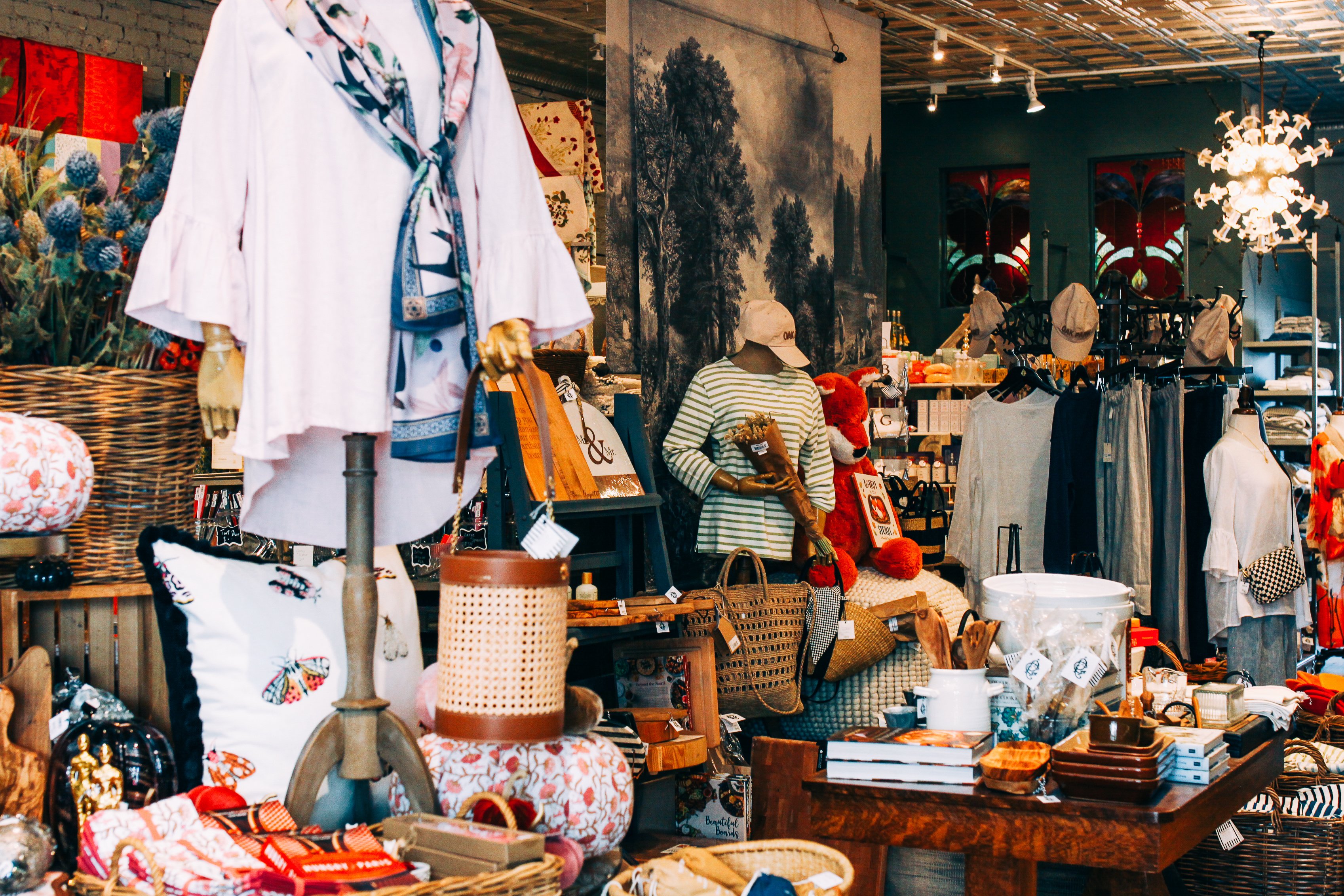 From Boutique to Vintage: Find Your Favorite Clothing Shops Near Oak Park