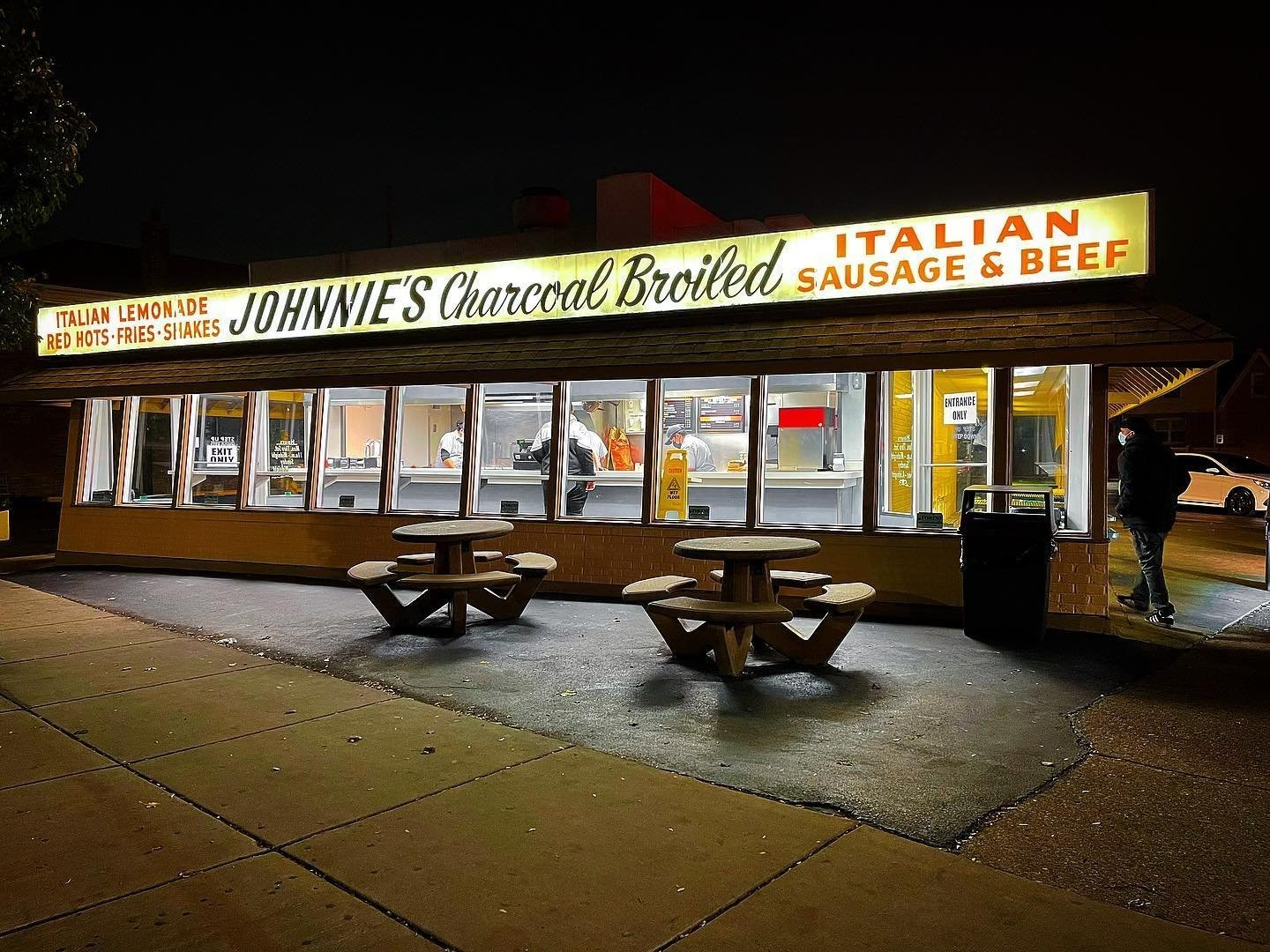 Where to Find Iconic Chicago Foods Near Oak Park